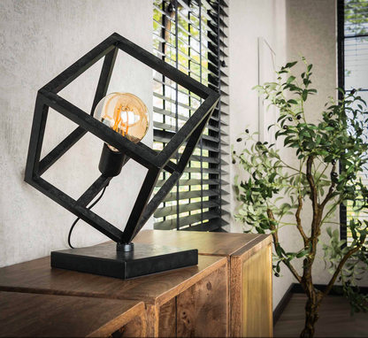 Moderne Tischlampe Dice von lefurn.de mit geometrischem Würfel-Design auf einer eleganten Oberfläche.