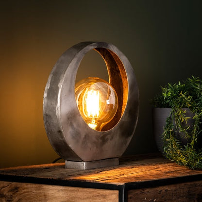 Tischlampe Full Moon von lefurn.de, weiße runde Lampe mit Monddesign auf einem Tisch platziert.