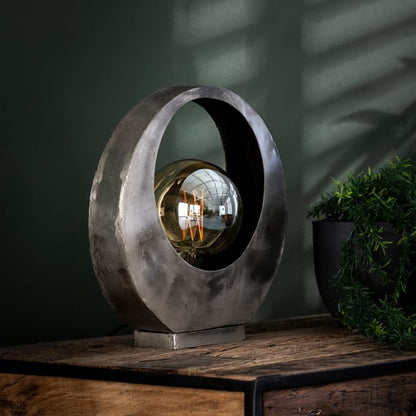 Helle Tischlampe Full Moon von lefurn.de auf einem Tisch, mit hellem Mond-Design, ideal für Wohnzimmer oder Schlafzimmer.