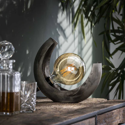 Moderne Tischlampe Half Moon von lefurn.de mit weißem Lampenschirm und Holzbasis, ideal für Wohnzimmer und Schlafzimmer.