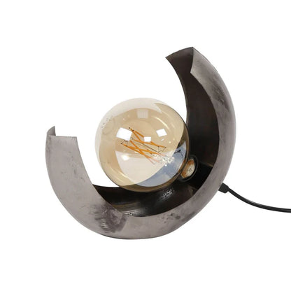 Moderne Tischlampe Half Moon von lefurn.de mit hellem Lampenschirm auf einem Tisch, stilvolle Beleuchtung für das Wohnzimmer.