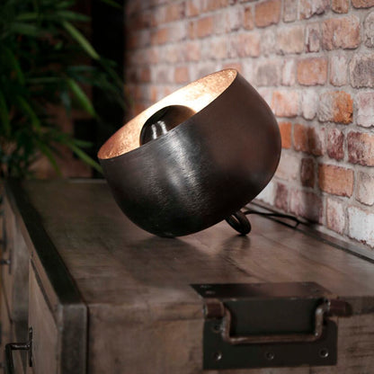 Tischlampe Korb im Nickel-Design auf einem Tisch, modernes Beleuchtungsstück von lefurn.de.