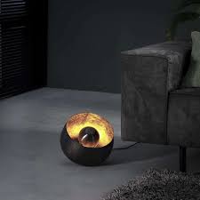 Tischlampe Korb aus Nickel mit modernem Design, stimmungsvolle Beleuchtung, platzierbar auf Schreibtisch oder Nachttisch.