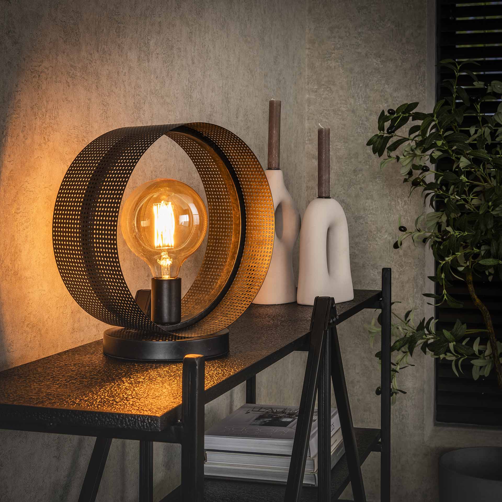 Moderne Tischlampe aus Lochblech von lefurn.de, mit stilvollem Design und warmem Licht, ideal für Schreibtisch oder Nachttisch