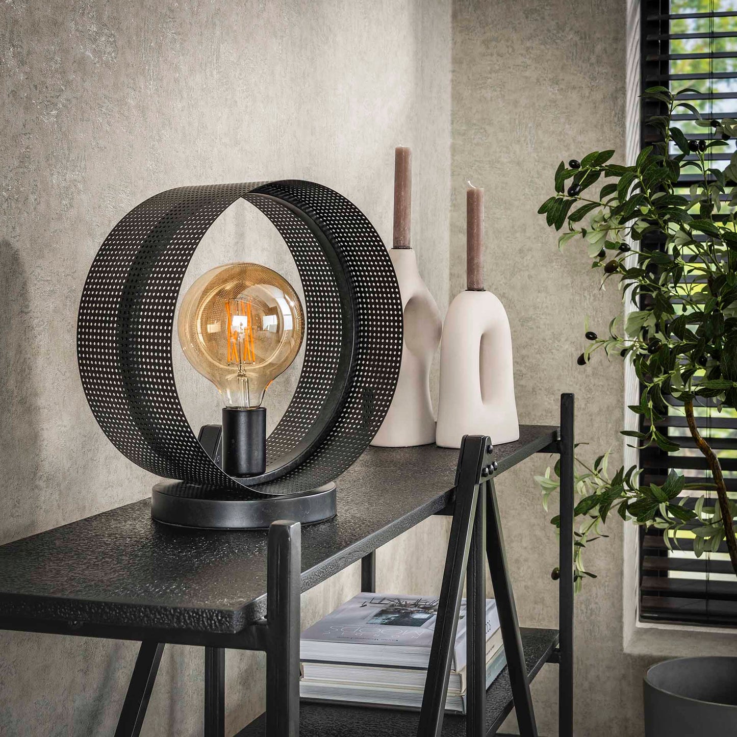 Tischlampe Lochblech von lefurn.de mit perforiertem Metalldesign, warmes Licht, stilvolle Beleuchtung für Schreibtisch oder Raum