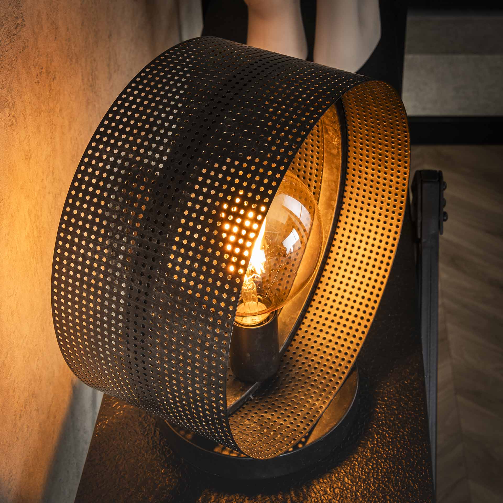 Helle Tischlampe mit Lochblech-Design von lefurn.de auf einem Tisch platziert, modernes Beleuchtungsstück für das Zuhause
