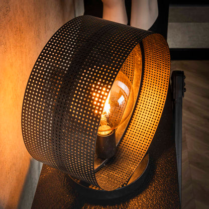 Helle Tischlampe mit Lochblech-Design von lefurn.de auf einem Tisch platziert, modernes Beleuchtungsstück für das Zuhause