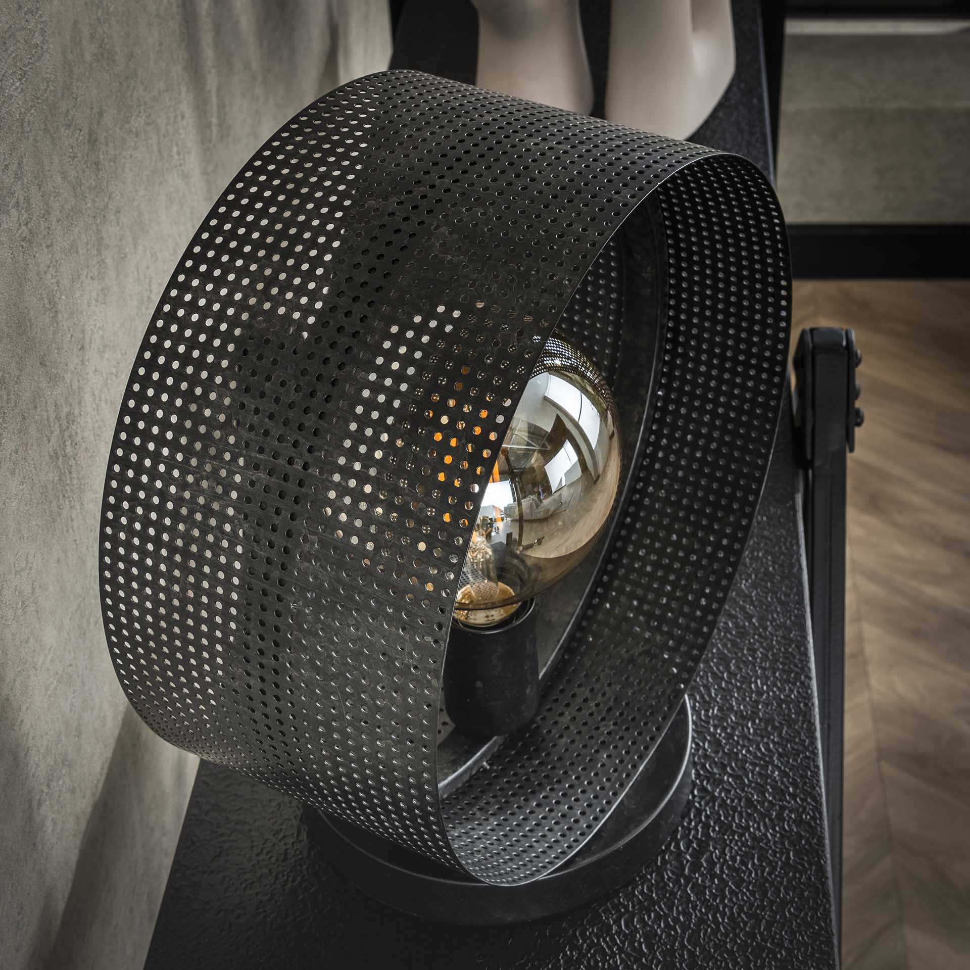 Moderne Tischlampe aus Lochblech von lefurn.de mit stilvollem Design und warmem Licht für Wohnzimmer oder Schlafzimmer.