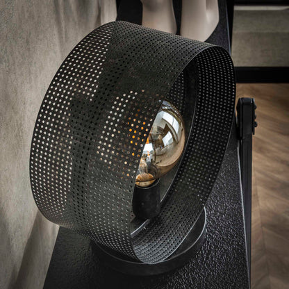 Moderne Tischlampe aus Lochblech von lefurn.de mit stilvollem Design und warmem Licht für Wohnzimmer oder Schlafzimmer.