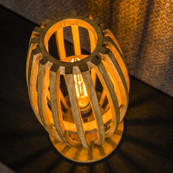 Moderne Tischlampe Orbit von lefurn.de mit elegantem Design und neutraler Beleuchtung auf einem Tisch platziert