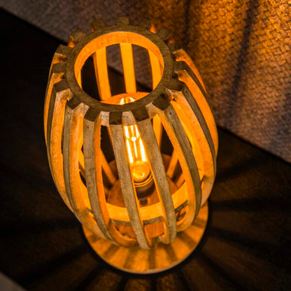 Moderne Tischlampe Orbit von lefurn.de mit elegantem Design und neutraler Beleuchtung auf einem Tisch platziert