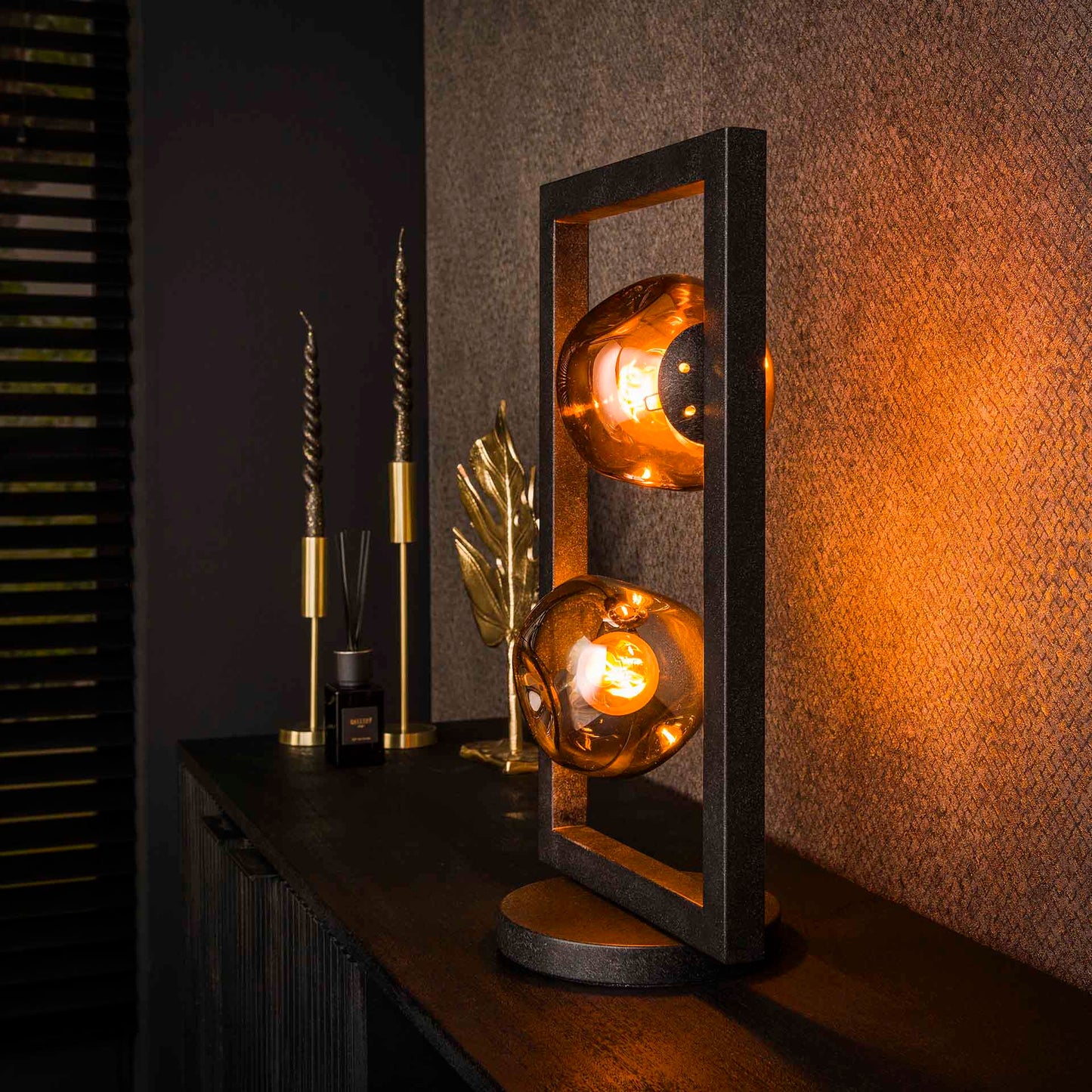 Helle Tischlampe Stellar von lefurn.de mit modernem Design und stabilem Lampenschirm auf einem Tisch platziert.