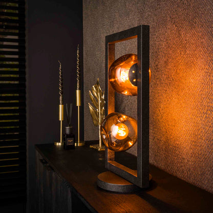 Helle Tischlampe Stellar von lefurn.de mit modernem Design und stabilem Lampenschirm auf einem Tisch platziert.
