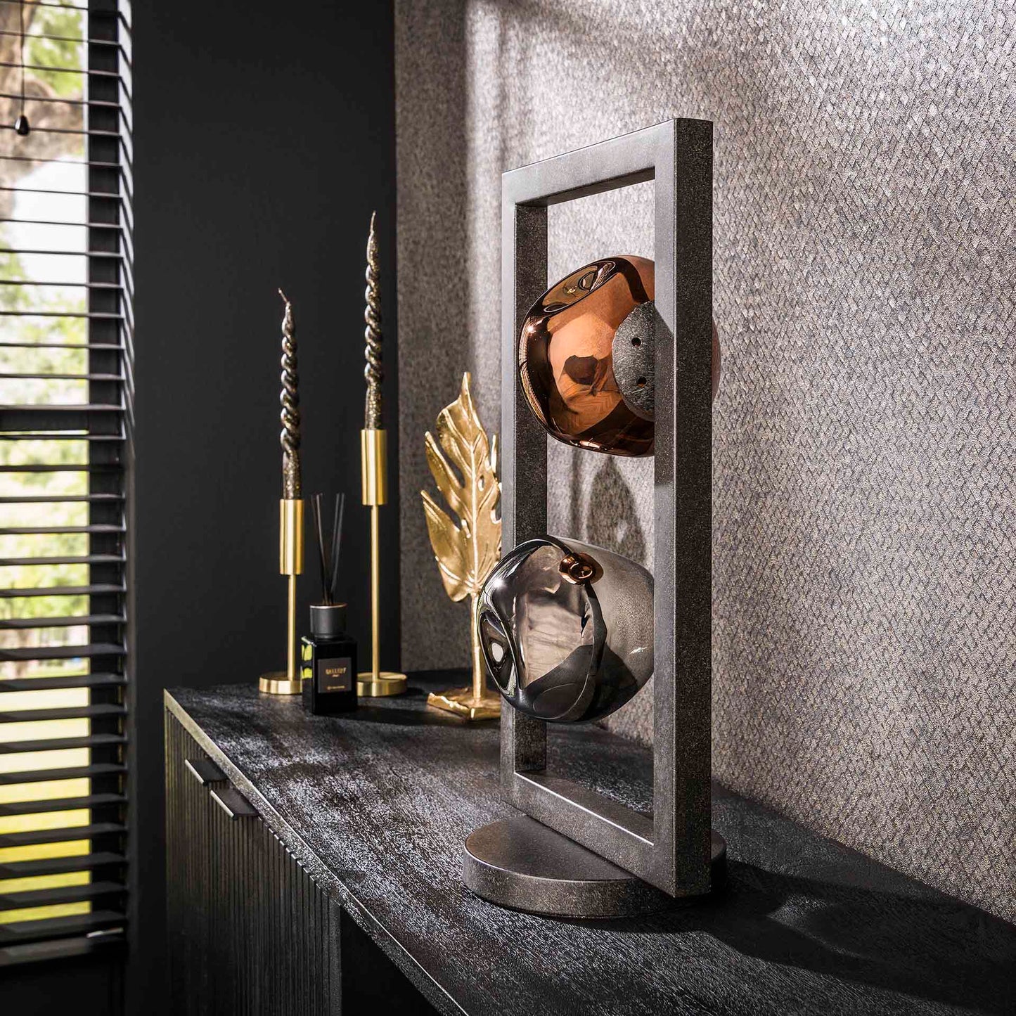 Moderne Tischlampe Stellar von lefurn.de mit elegantem Design und warmem Licht für Wohnzimmer und Büro.