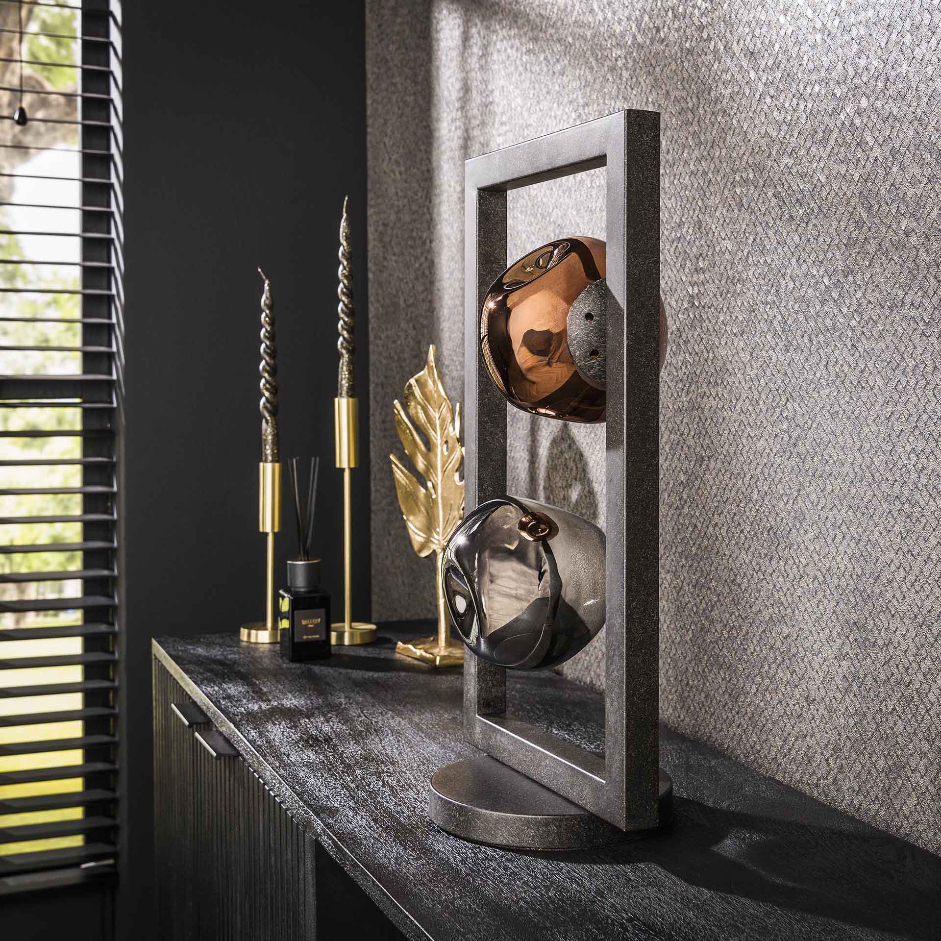 Moderne Tischlampe Stellar von lefurn.de mit elegantem Design und warmem Licht für Wohnzimmer und Büro.
