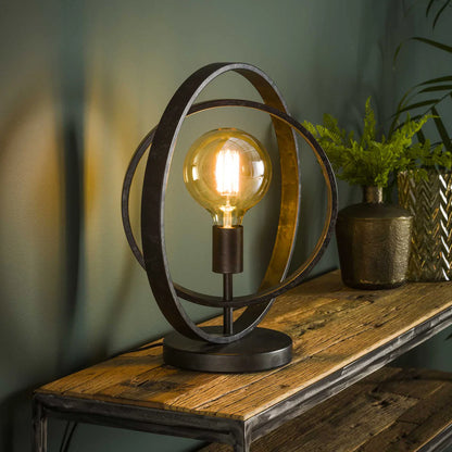 Moderne Tischlampe Turn von lefurn.de mit einem minimalistischen Design und stabilem Metallfuß.