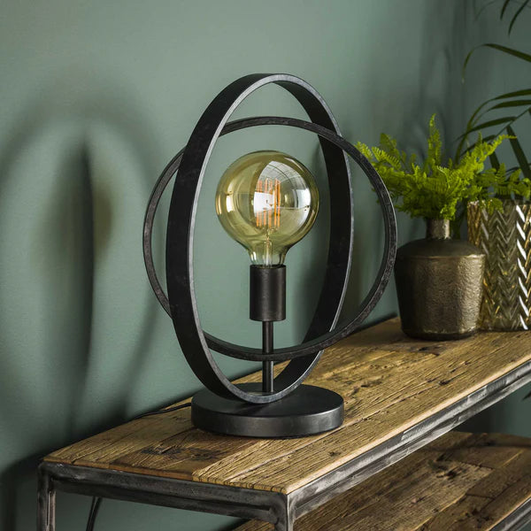 Moderne Tischlampe Turn von lefurn.de mit schwarzem Metallgestell und warmem LED-Licht, ideal für Wohnzimmer und Büro.
