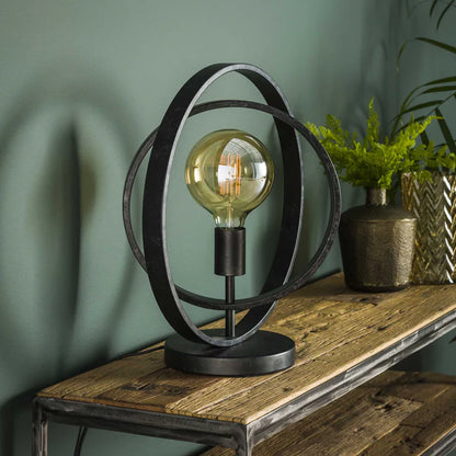 Moderne Tischlampe Turn von lefurn.de mit schwarzem Metallgestell und warmem LED-Licht, ideal für Wohnzimmer und Büro.