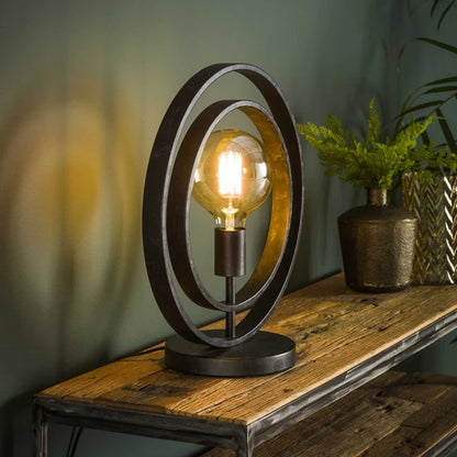 Moderne Tischlampe Turn von lefurn.de mit schwarzem Metallgestell und klarem Lampenschirm, ideal für Schreibtische und Nachttische.