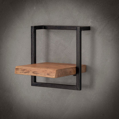 Wandregal Edge 30 von lefurn.de, modernes schwarzes Wandregal mit vier Ablageflächen aus Holz, an der Wand montiert.