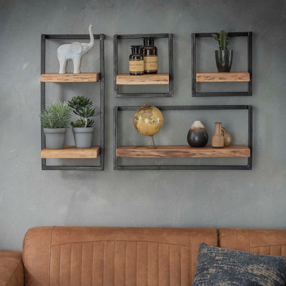 Wandregal Edge 30 von lefurn.de, modernes schwarzes Wandregal mit zwei Ablageflächen, an der Wand montiert.