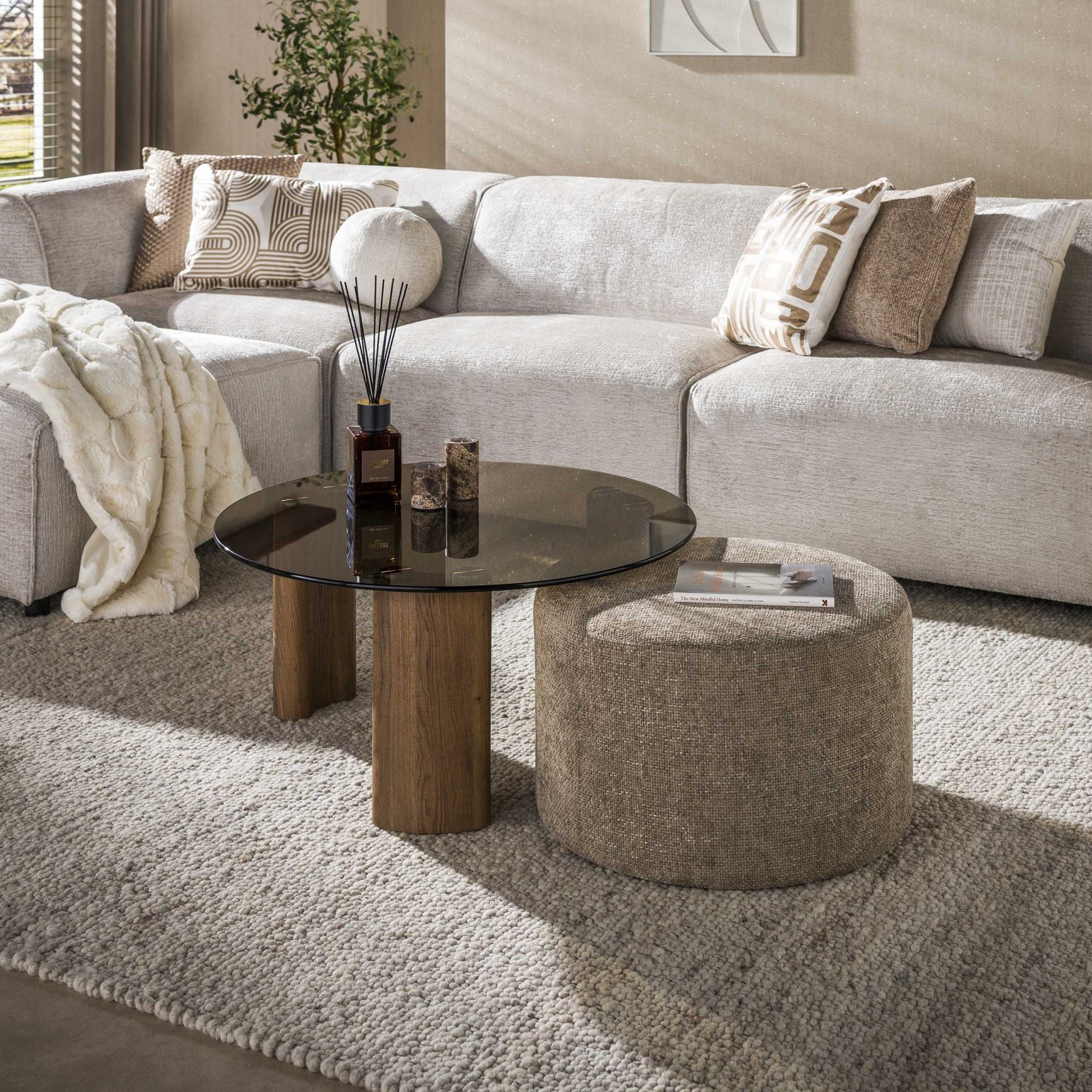 Elegantes Couchtisch-Set Tinto Pouf von lefurn.de mit modernem Design und hellem Holzfinish, ideal für Wohnzimmer.