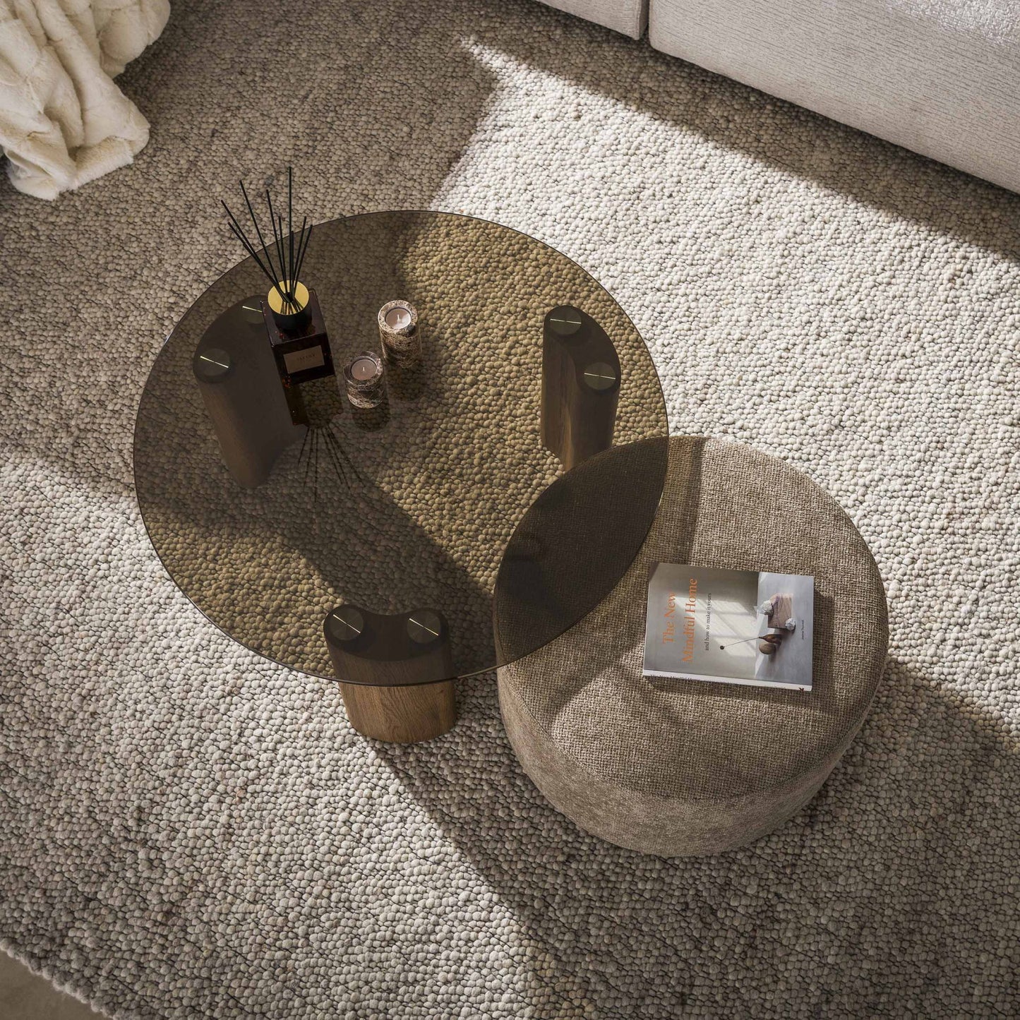 Helles Couchtisch-Set Tinto Pouf von lefurn.de mit modernem Design und praktischem Stauraum, sichtbar auf dem Bild