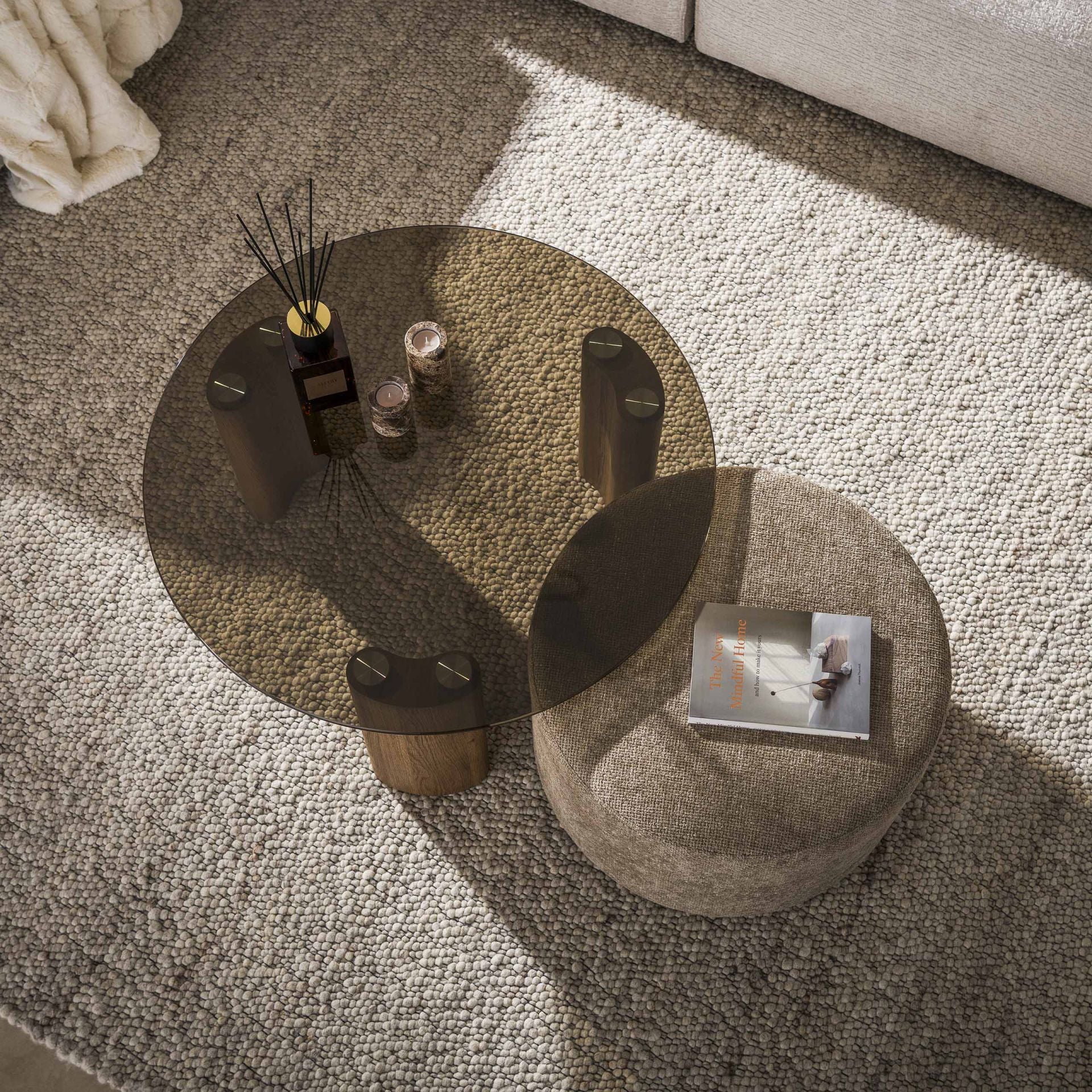 Helles Couchtisch-Set Tinto Pouf von lefurn.de mit modernem Design und praktischem Stauraum, sichtbar auf dem Bild