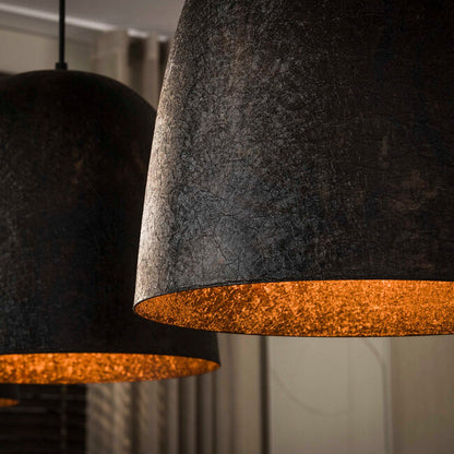 Hängelampe Nova 3L von lefurn.de mit drei Leuchten, modernem Design und schwarzem Metallrahmen, hängt an der Decke.